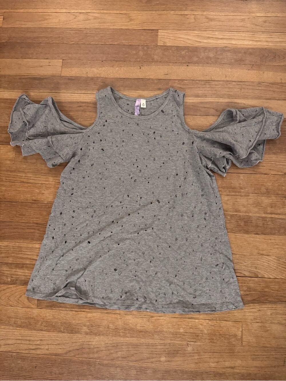 Altar'd State Women's Gray Distressed Cold Shoulder Ruffle Top - Size M
b76